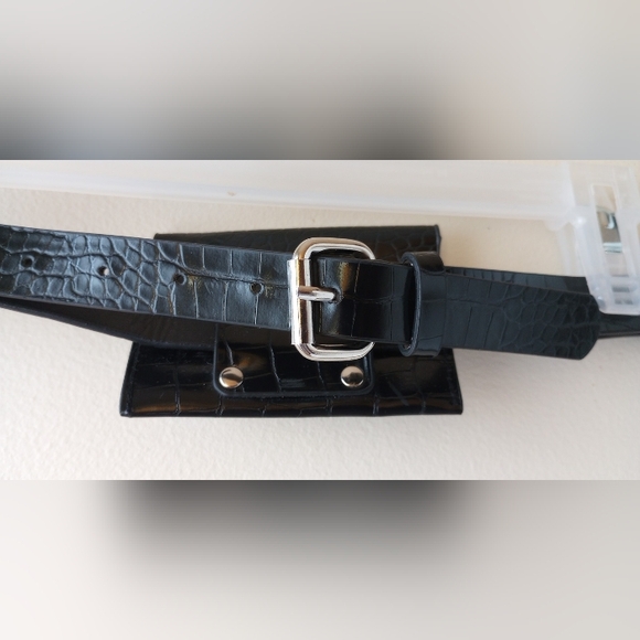 NWOT Elegant Black Croc-Embossed Belt Bag - Picture 4 of 6